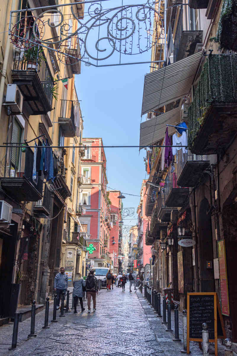 041 - Italia - Nápoles - Via TribunalI.jpg
